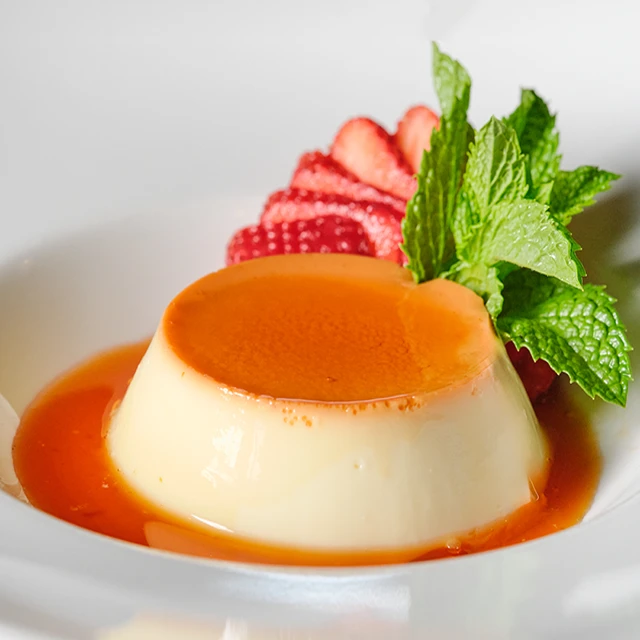 Caramel flan with strawberries and mint